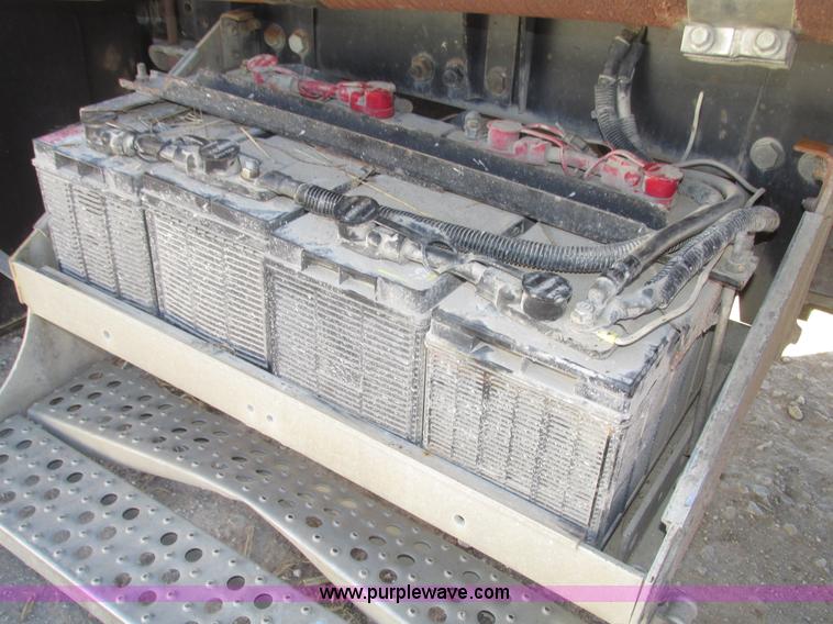 image for item G9838 1994 Freightliner FLD120 semi truck