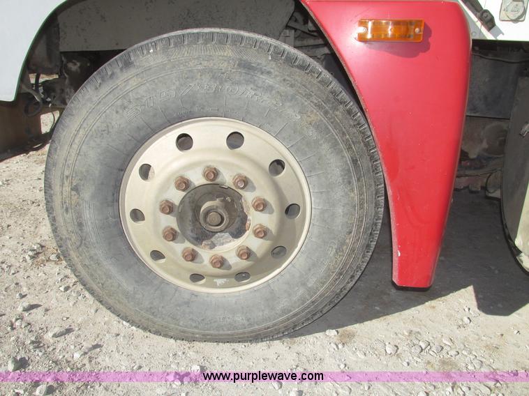 image for item G9838 1994 Freightliner FLD120 semi truck