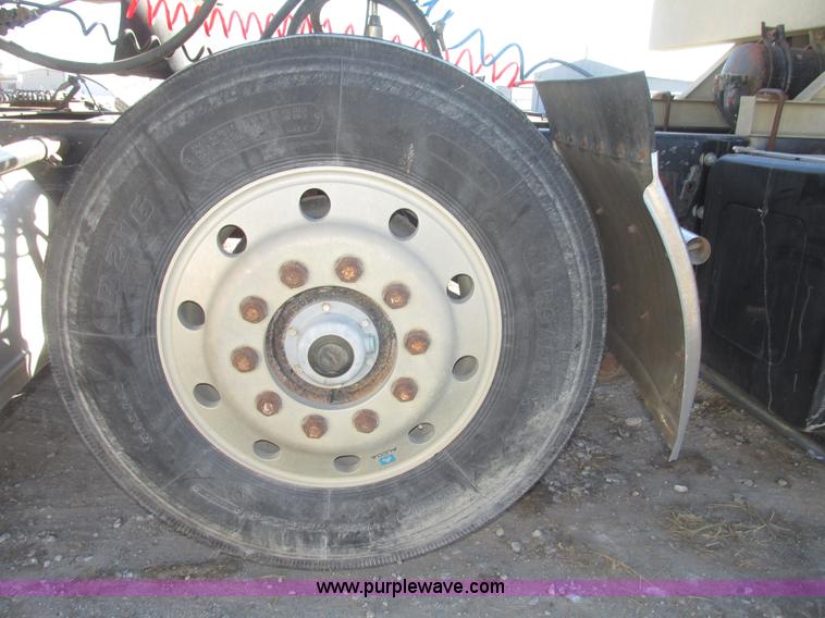 image for item G9838 1994 Freightliner FLD120 semi truck