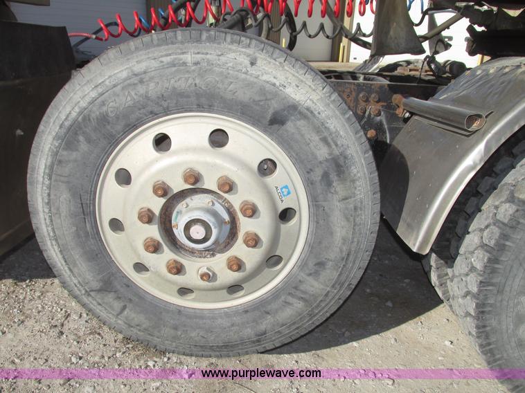 image for item G9838 1994 Freightliner FLD120 semi truck