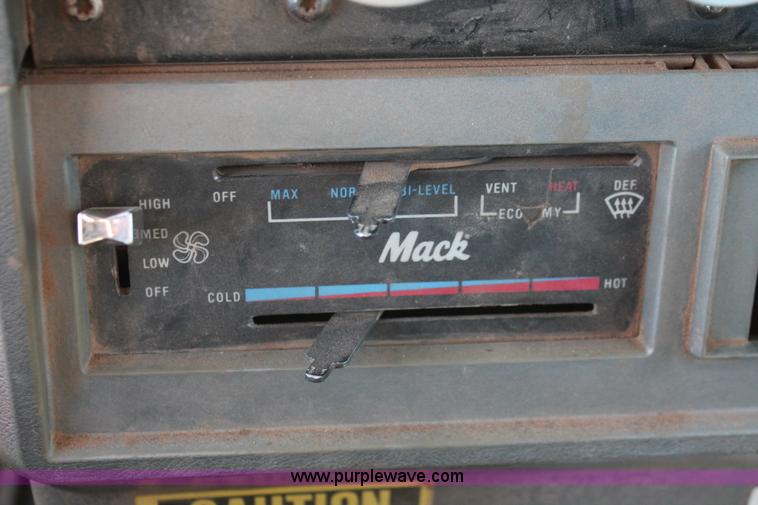 image for item H5961 1994 Mack CH613 semi truck