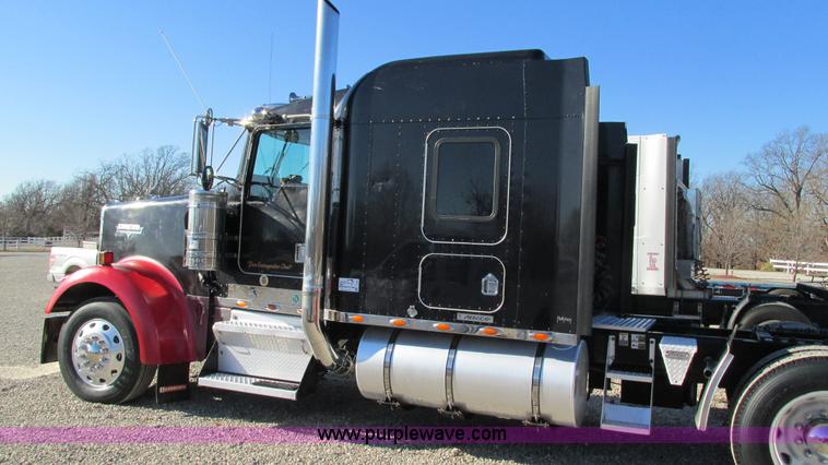 image for item I3128 2001 Kenworth W900 semi truck