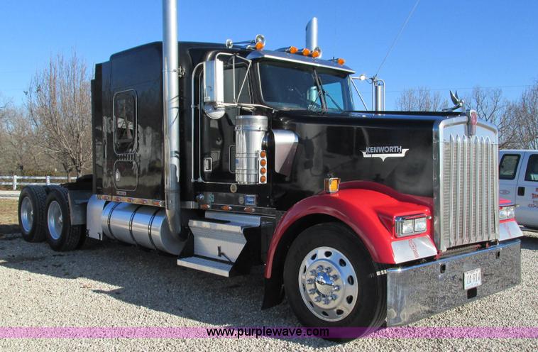 image for item I3128 2001 Kenworth W900 semi truck