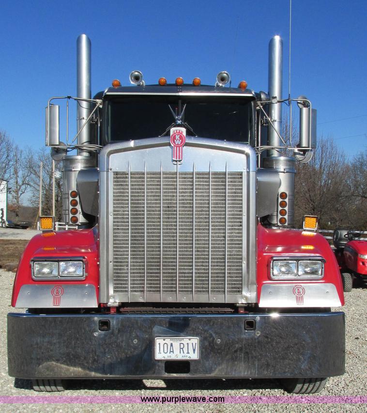 image for item I3128 2001 Kenworth W900 semi truck