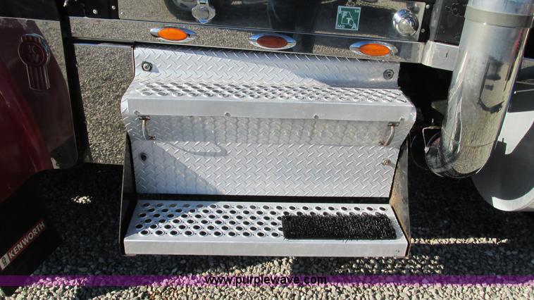 image for item I3128 2001 Kenworth W900 semi truck