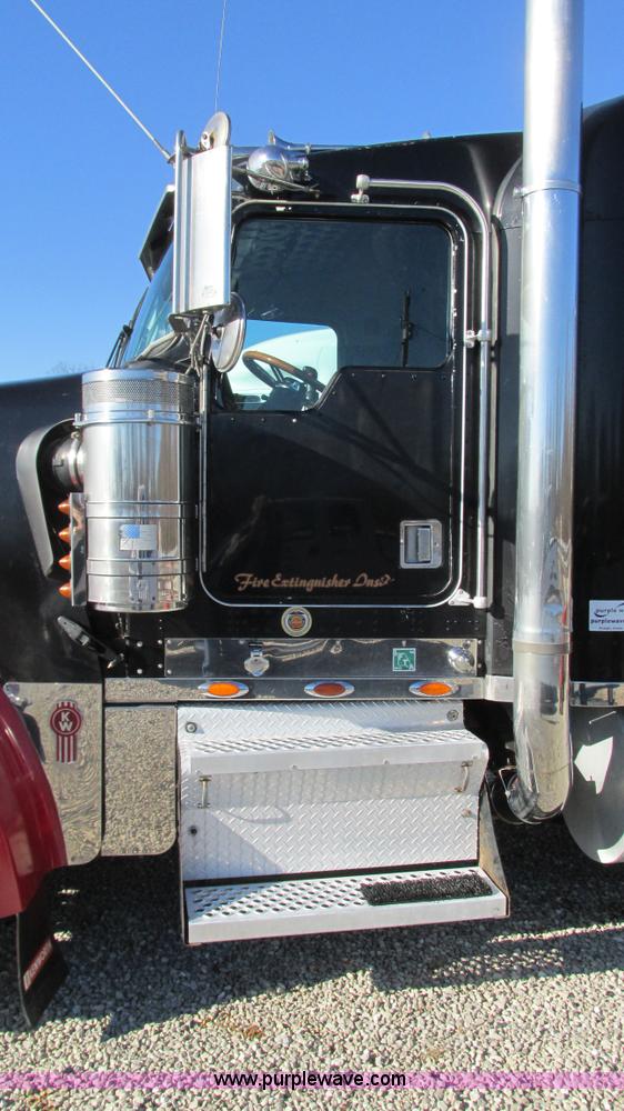 image for item I3128 2001 Kenworth W900 semi truck