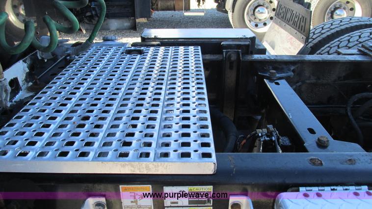 image for item I3128 2001 Kenworth W900 semi truck