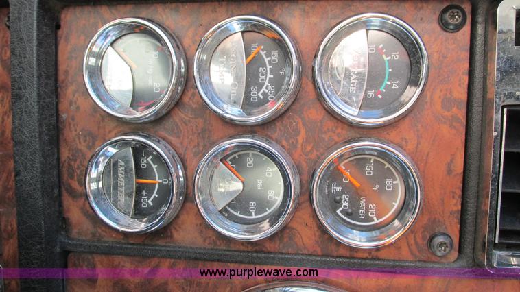 image for item I3128 2001 Kenworth W900 semi truck