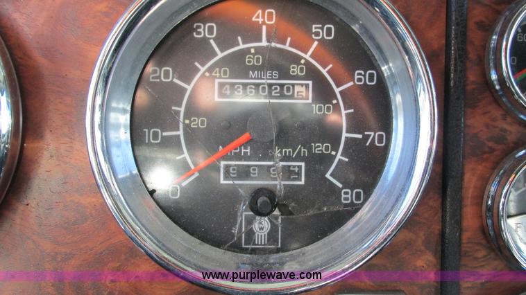 image for item I3128 2001 Kenworth W900 semi truck