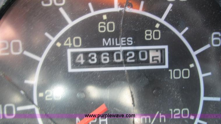 image for item I3128 2001 Kenworth W900 semi truck