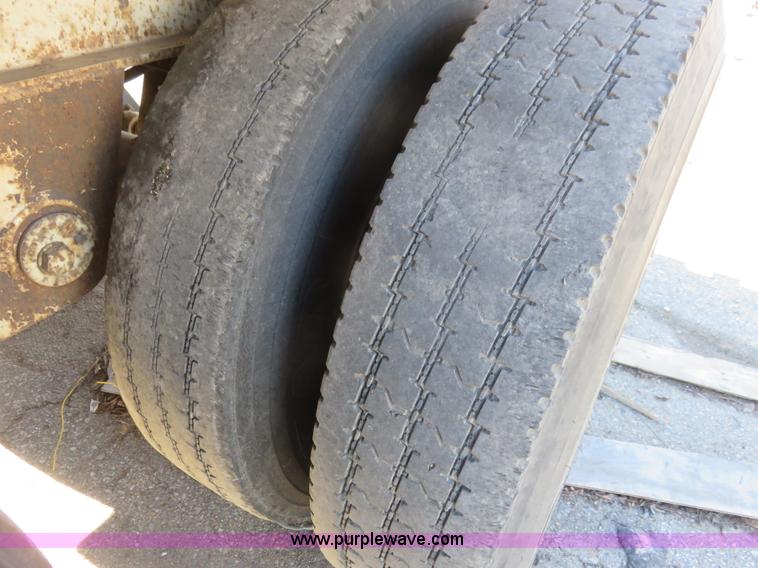 image for item K7024 1996 Utility flatbed trailer