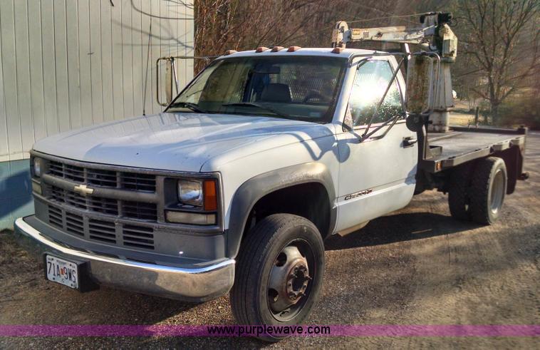 image for item AV9983 2001 Chevrolet Silverado 3500 flatbed truck