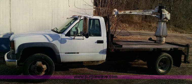 image for item AV9983 2001 Chevrolet Silverado 3500 flatbed truck