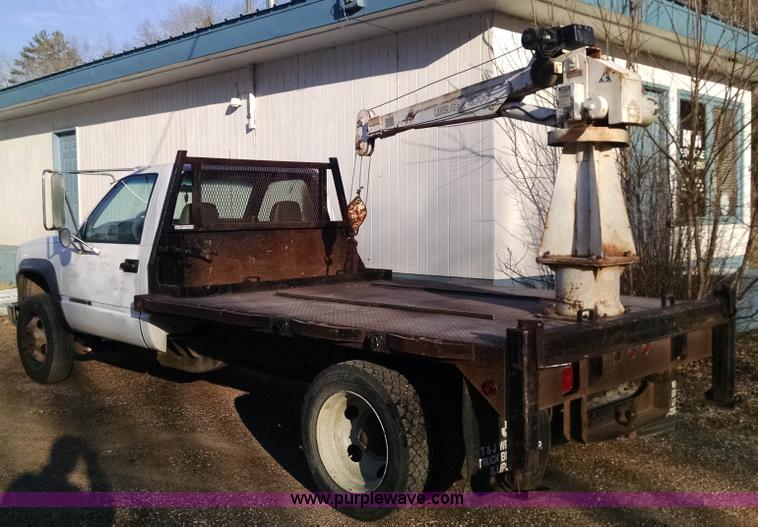 image for item AV9983 2001 Chevrolet Silverado 3500 flatbed truck