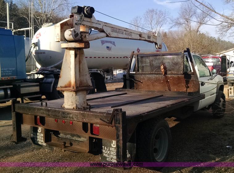 image for item AV9983 2001 Chevrolet Silverado 3500 flatbed truck