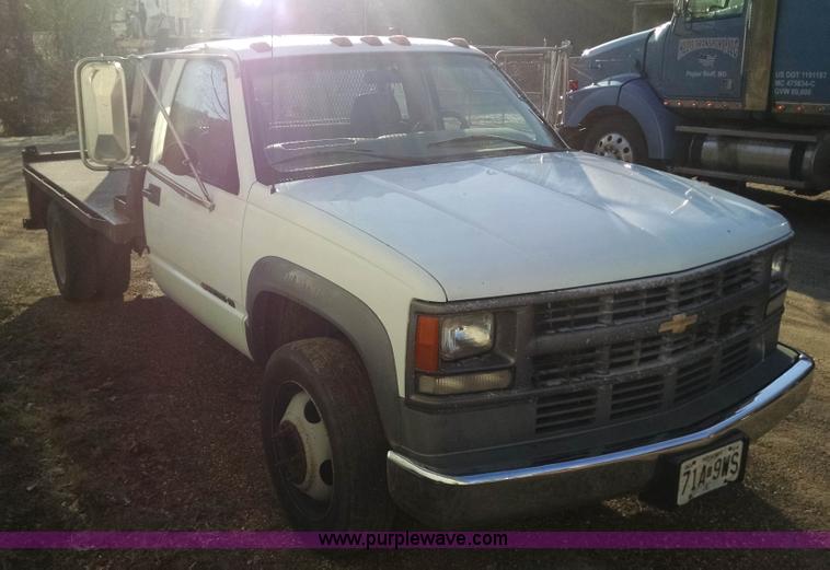 image for item AV9983 2001 Chevrolet Silverado 3500 flatbed truck