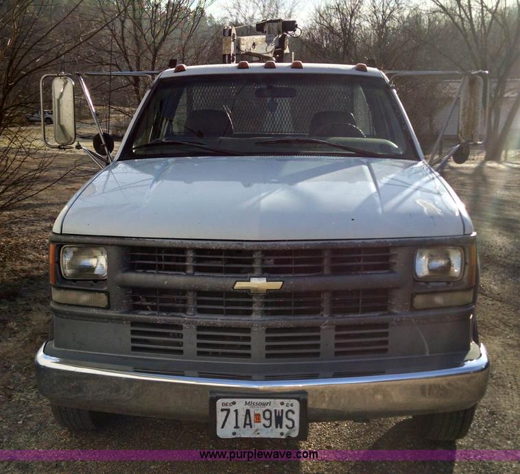 image for item AV9983 2001 Chevrolet Silverado 3500 flatbed truck