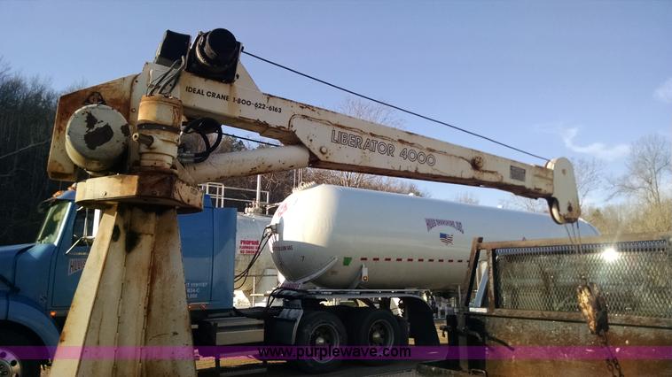 image for item AV9983 2001 Chevrolet Silverado 3500 flatbed truck