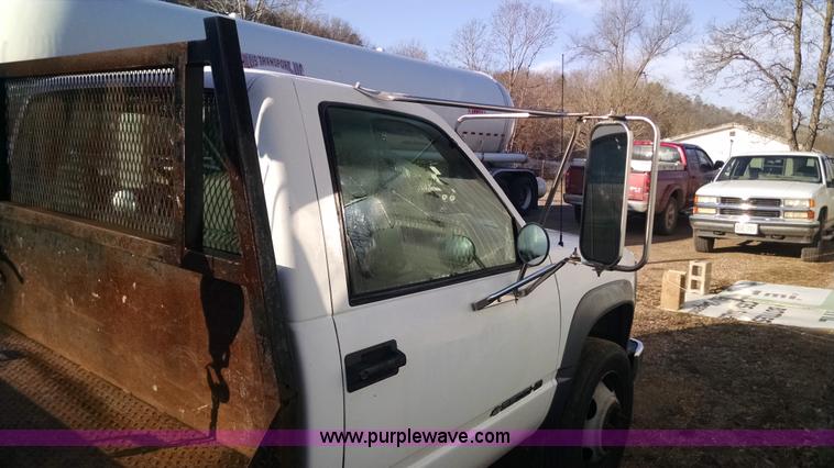 image for item AV9983 2001 Chevrolet Silverado 3500 flatbed truck