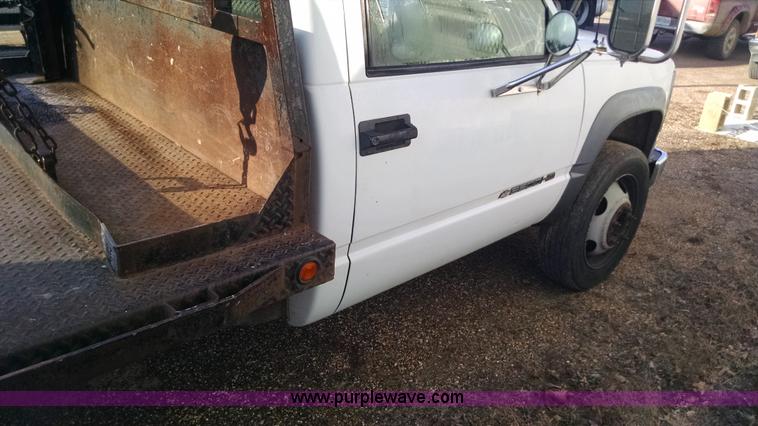 image for item AV9983 2001 Chevrolet Silverado 3500 flatbed truck