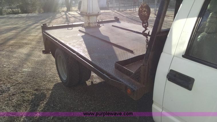 image for item AV9983 2001 Chevrolet Silverado 3500 flatbed truck