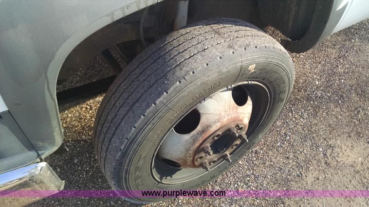 image for item AV9983 2001 Chevrolet Silverado 3500 flatbed truck