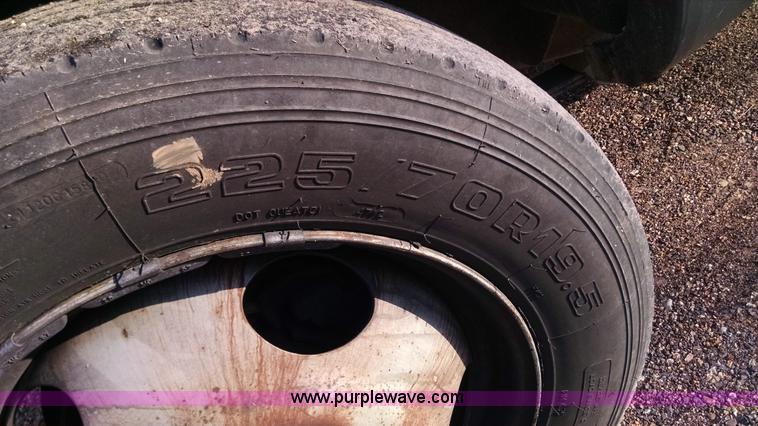 image for item AV9983 2001 Chevrolet Silverado 3500 flatbed truck