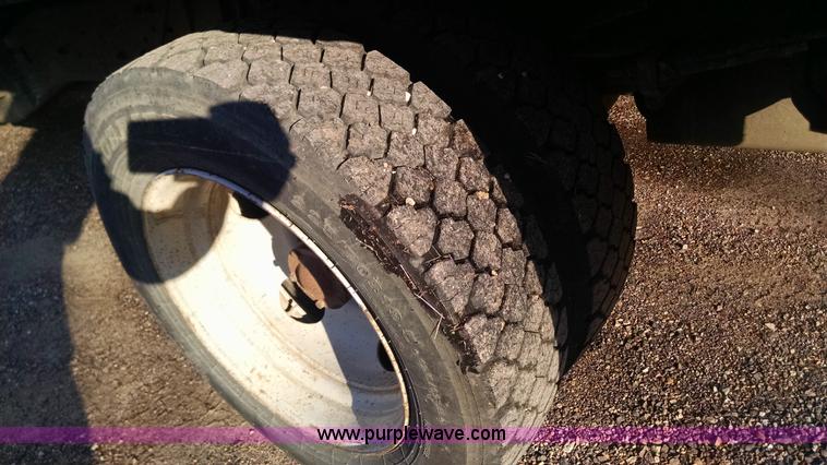 image for item AV9983 2001 Chevrolet Silverado 3500 flatbed truck