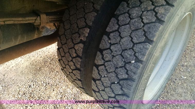 image for item AV9983 2001 Chevrolet Silverado 3500 flatbed truck