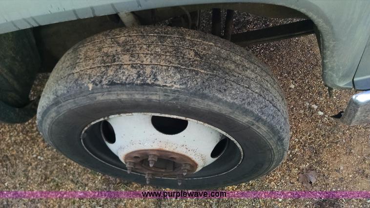 image for item AV9983 2001 Chevrolet Silverado 3500 flatbed truck