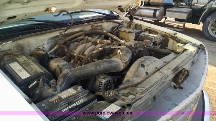 image for item AV9983 2001 Chevrolet Silverado 3500 flatbed truck