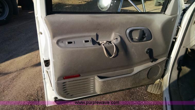 image for item AV9983 2001 Chevrolet Silverado 3500 flatbed truck