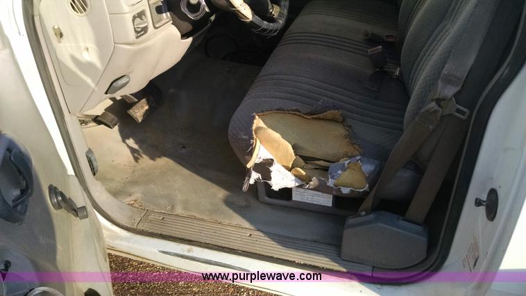 image for item AV9983 2001 Chevrolet Silverado 3500 flatbed truck