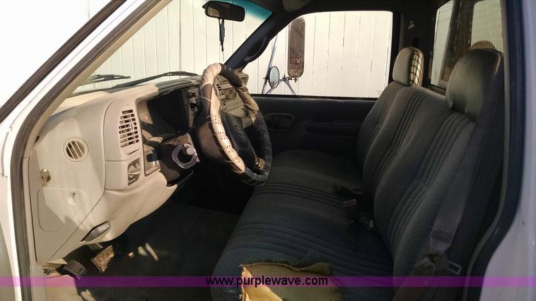 image for item AV9983 2001 Chevrolet Silverado 3500 flatbed truck