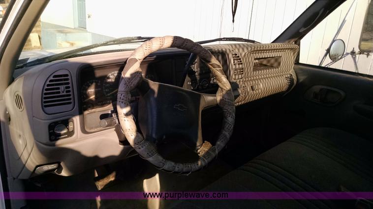 image for item AV9983 2001 Chevrolet Silverado 3500 flatbed truck