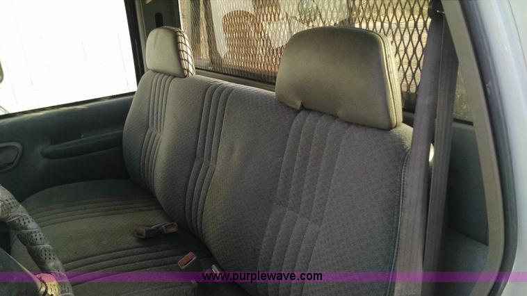 image for item AV9983 2001 Chevrolet Silverado 3500 flatbed truck