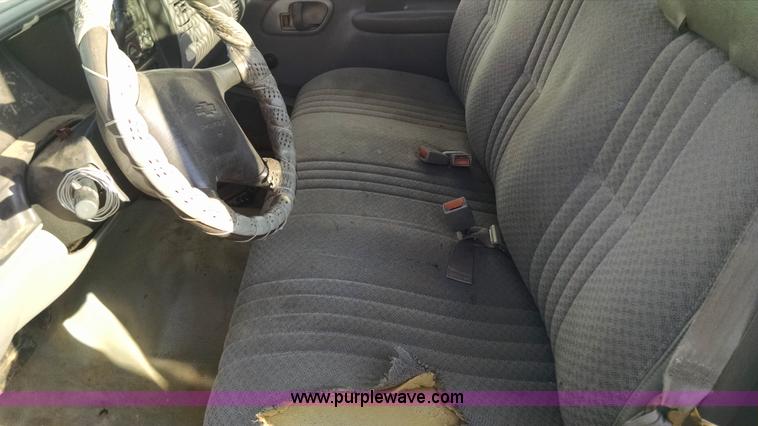 image for item AV9983 2001 Chevrolet Silverado 3500 flatbed truck