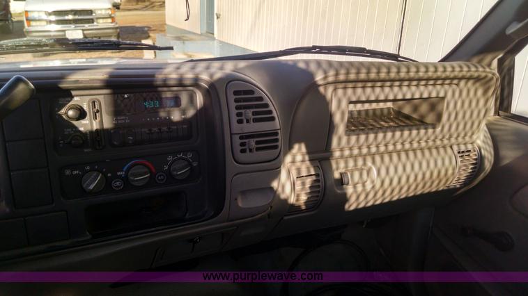 image for item AV9983 2001 Chevrolet Silverado 3500 flatbed truck