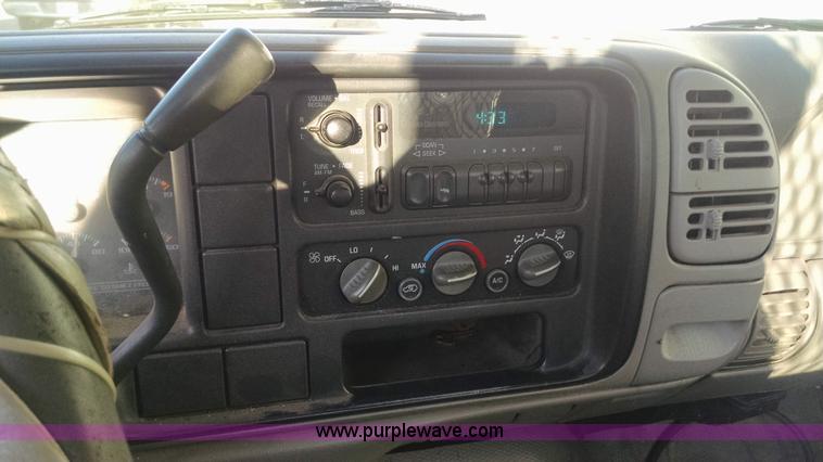 image for item AV9983 2001 Chevrolet Silverado 3500 flatbed truck