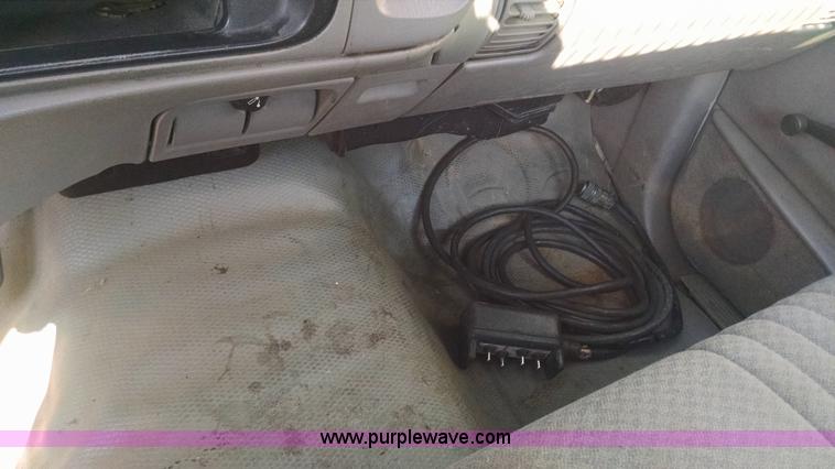 image for item AV9983 2001 Chevrolet Silverado 3500 flatbed truck