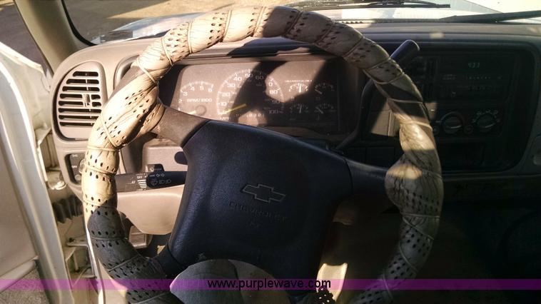 image for item AV9983 2001 Chevrolet Silverado 3500 flatbed truck