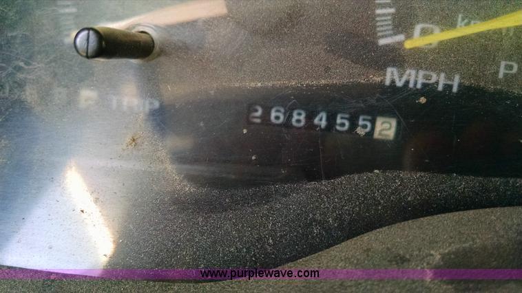 image for item AV9983 2001 Chevrolet Silverado 3500 flatbed truck