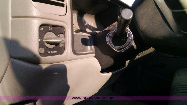 image for item AV9983 2001 Chevrolet Silverado 3500 flatbed truck