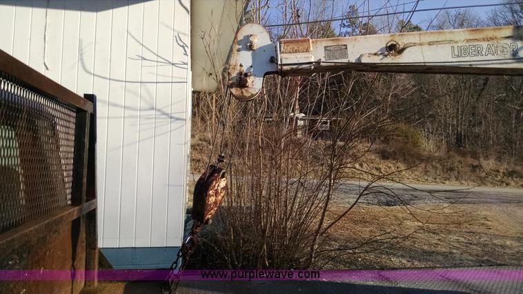 image for item AV9983 2001 Chevrolet Silverado 3500 flatbed truck