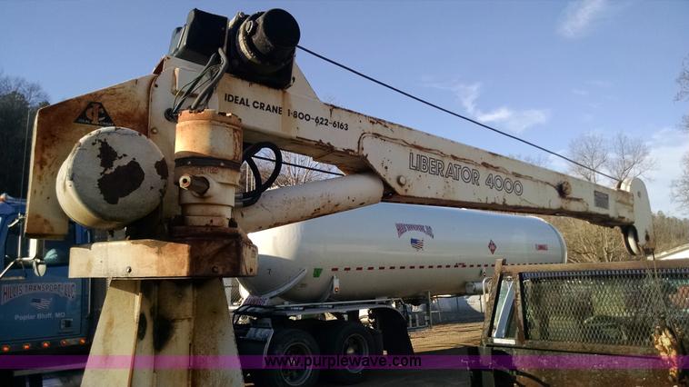 image for item AV9983 2001 Chevrolet Silverado 3500 flatbed truck