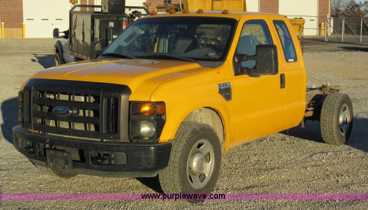 image for item AW9096 2008 Ford F350 SuperCab cab and chassis