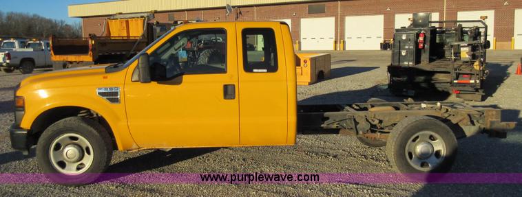 image for item AW9096 2008 Ford F350 SuperCab cab and chassis