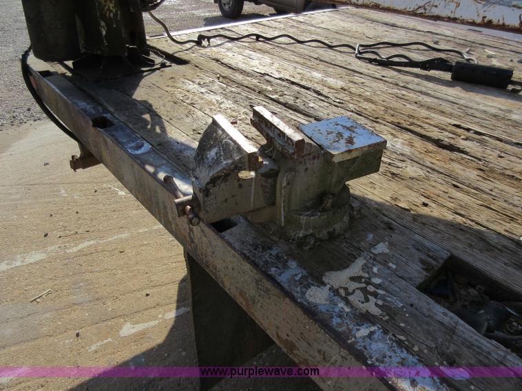 image for item AW9097 1997 Ford F350 XL flatbed truck