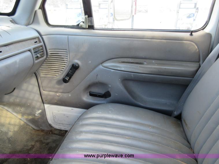 image for item AW9097 1997 Ford F350 XL flatbed truck