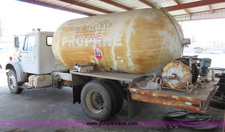 image for item AW9099 1993 International 4900 propane delivery truck